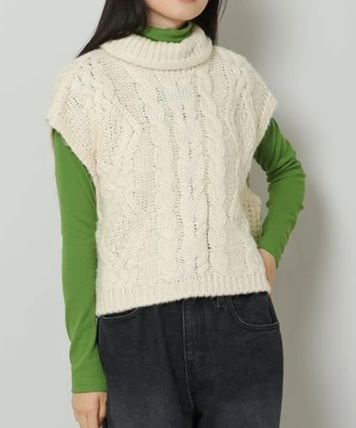 CABLE CROP TURTLENECK KNIT VEST - Image 3