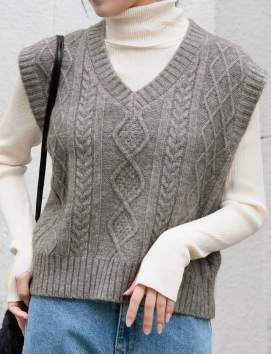 CLASSIC TWISTED KNIT VEST - Image 2