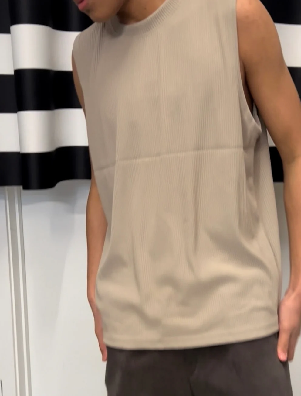 MEN'S PLEATED SLEEVELESS SHIRT - Image 3