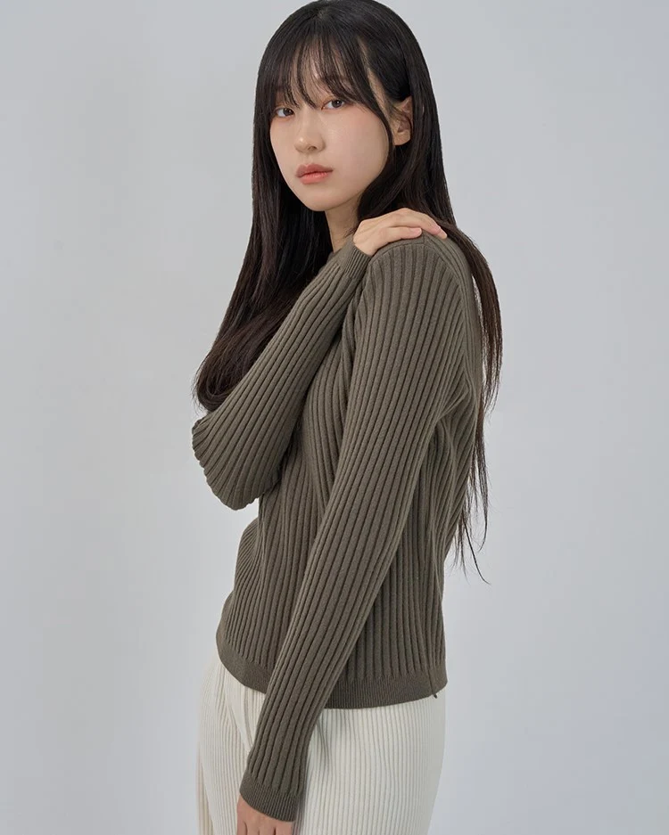 SLIM FIT RIBBED KNIT TOP